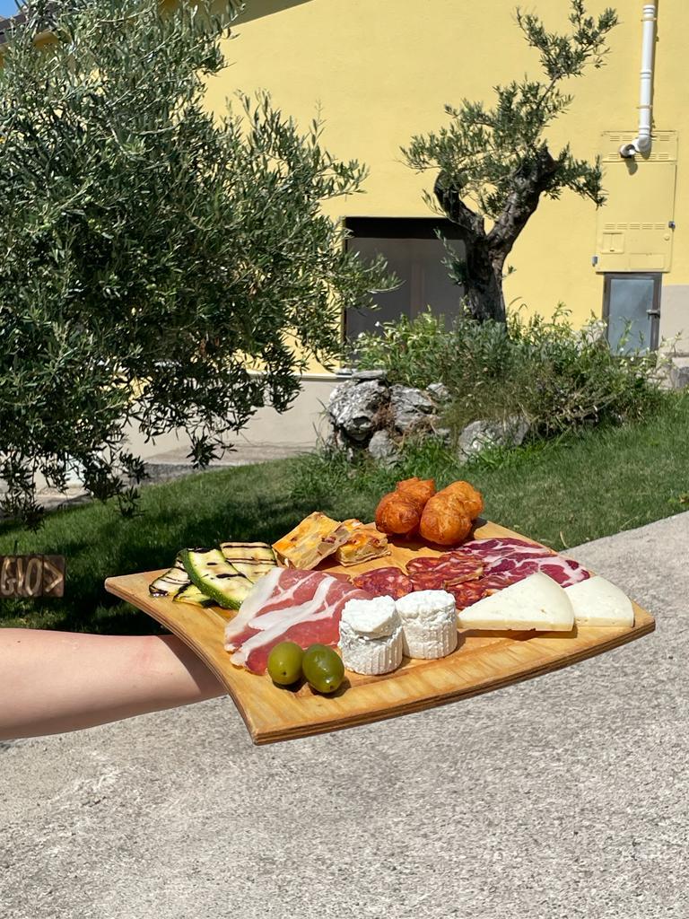 Tagliere con formaggi, salumi e altri prodotti del Pollino